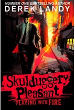 SKULDUGGERY PLEASANT 2-PLAYING WITH FIRE PB