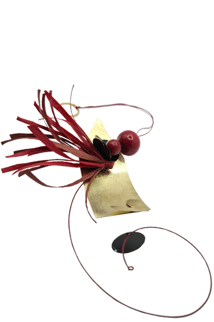 ΓΟΥΡΙ ΣΠΙΤΙ ΜΕ ΜΑΥΡΕΣ ΠΟΥΛΙΕΣ ΚΑΙ ΚΟΚΚΙΝΗ ΚΟΡΔΕΛΑ